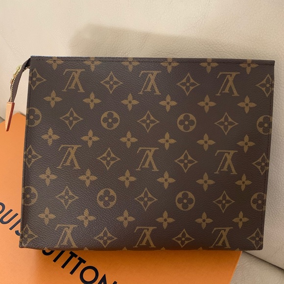 Louis Vuitton Toiletry Pouch 26 - Picture 2 of 10